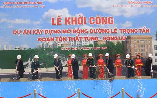 Bộ trưởng Quốc phòng Phùng Quang Thanh và Chủ tịch UBND thành phố Hà Nội Nguyễn Đức Chung cùng các đại biểu làm lễ khởi công dự án.<br>