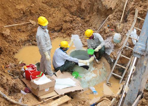 Đường ống nước sạch sông Đà dùng vật liệu composite sợi thuỷ tinh của Trung Quốc.&nbsp;