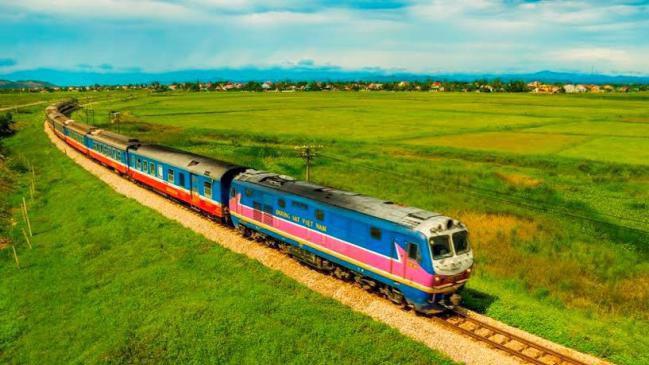Hệ thống đường sắt Việt Nam có tuổi đời cao và đã khá lạc hậu, xuống cấp.