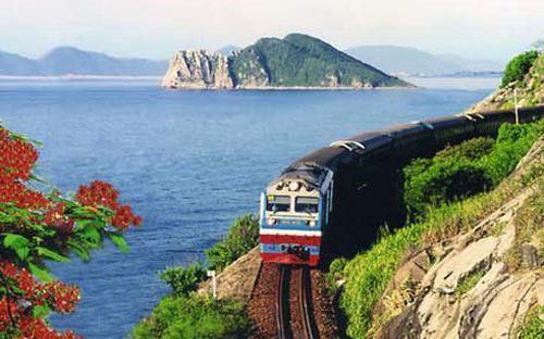 Đường sắt Việt Nam trước áp lực cạnh tranh từ hàng không, đường bộ, buộc phải đổi mới.