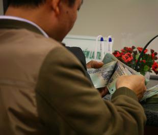 Nhiều vị đại biểu Quốc hội cho rằng, nhiều ngành cần có tiền "dưỡng liêm" - Ảnh: Việt Tuấn.