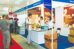 Một gian hàng của doanh nghiệp nước ngoài tại Vietnam Expo 2009.