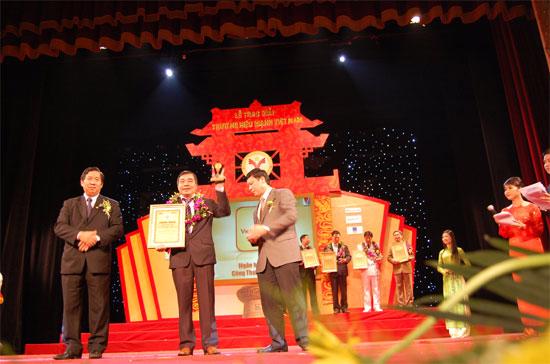 Phó Tổng giám đốc VietinBank Nguyễn Viết Mạnh nhận giải thưởng tại buổi lễ - Ảnh: Việt Tuấn.