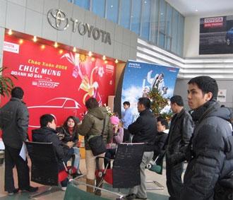 Các khách hàng và phóng viên có mặt tại Toyota Giải Phóng chiều 1/2/2008.