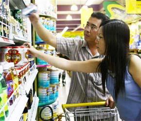 Người tiêu dùng có thêm lựa chọn khi giá nhiều mặt hàng nhập khẩu bán tại siêu thị đã rẻ hơn nhờ giảm thuế.