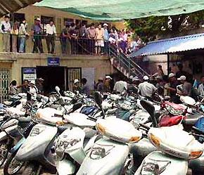Số lượng đăng ký xe máy tại Hà Nội không bao giờ vắng vẻ.
