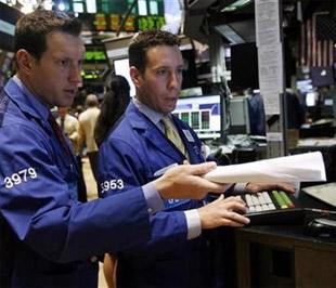 Trong tháng 5, chỉ số Dow Jones tăng 4,07%, chỉ số S&P 500 lên 5,31% và chỉ số Nasdaq tiến thêm 3,32%. Như vậy, chứng khoán Mỹ đã duy trì được mạch 3 tháng tăng điểm liên tiếp - Ảnh: Reuters.