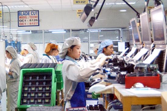Lắp ráp máy in tại nhà máy của Công ty Canon Việt Nam.
