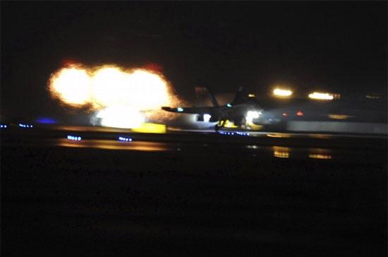 Một phi cơ của Mỹ xuất phát trong chiến dịch không kích Libya, ngày 20/3 - Ảnh: Reuters.