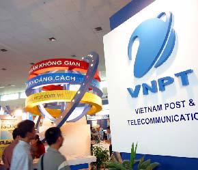 Từ 1/5 vừa qua, VNPT cũng đã áp dụng giảm 10% cước nội mạng cho các thuê bao di động dành của Vinaphone và MobiFone - Ảnh: Việt Tuấn.