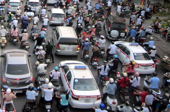 Tại các thành phố lớn, đặc biệt là Hà Nội và Tp.HCM, áp lực giao thông và nạn ùn tắc giao thông vẫn đang là bài toán nan giải.