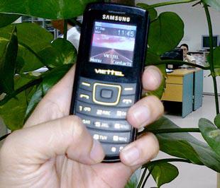Mua bộ hòa mạng SumoSim khách hàng sẽ có ngay một máy điện thoại di động kèm theo.