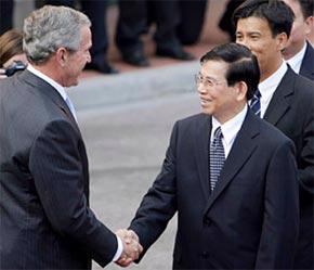 Chủ tịch nước Nguyễn Minh Triết bắt tay Tổng thống Bush tại lễ đón chính thức tháng 11/2006, trong chuyến thăm của Tổng thống Bush tới Việt Nam - Ảnh: VNN.