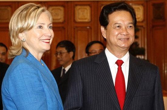 Thủ tướng Nguyễn Tấn Dũng và Bộ trưởng Bộ Ngoại giao Hoa Kỳ, bà Hillary Clinton - Ảnh: Reuters.