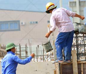 "Kết quả điều tra cho thấy, việc tăng lương tối thiểu trong những năm gần đây không có tác dụng nhiều trong việc cải thiện đời sống của người lao động" - Ảnh: Việt Tuấn.