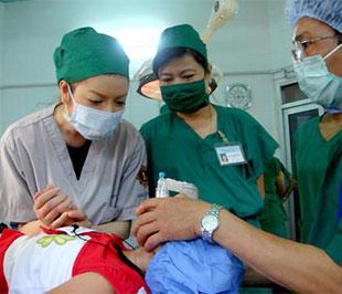 Một ca phẫu thuật của Operation Smile tại Việt Nam.