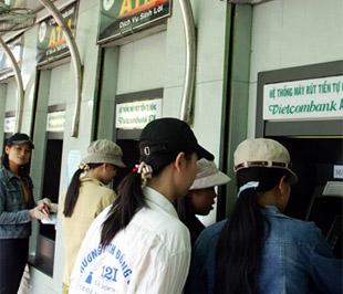 Công nhân Khu chế xuất Tân Thuận (TP.HCM) nhận lương qua máy ATM.