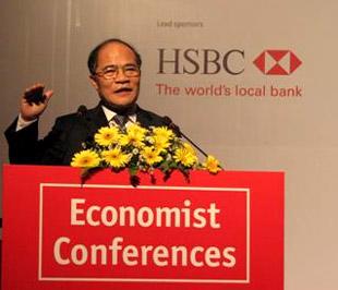 Phó thủ tướng Nguyễn Sinh Hùng tại hội nghị quốc tế về kinh tế đối ngoại do The Economist phối hợp tổ chức tại Hà Nội trong hai ngày 17 và 18/3 - Ảnh: Cao Nhật.