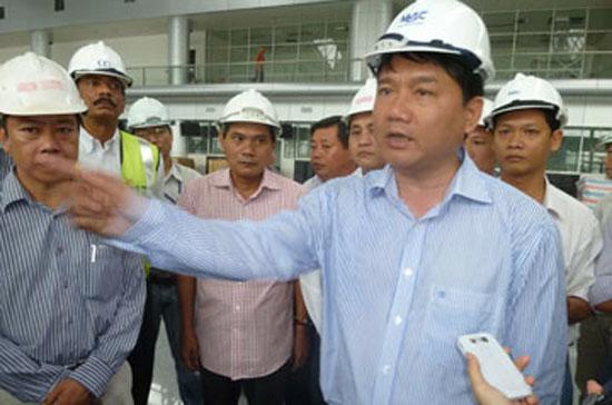 Bộ trưởng Bộ Giao thông Vận tải Đinh La Thăng yêu cầu thay trưởng ban quản lý dự án xây dựng nhà ga hành khách sân bay quốc tế Đà Nẵng, ngay trong lúc đi kiểm tra công trường - Ảnh: Pháp luật Tp.HCM.