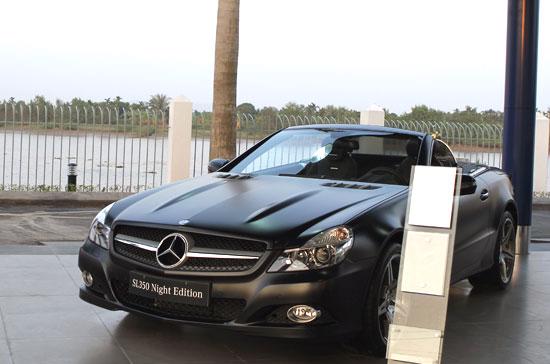 Mẫu xe thể thao 2 cửa Mercedes SL350 phiên bản “Bóng đêm” có mặt tại lễ ra mắt showroom Mercedes-Benz An Du Hải Phòng - Ảnh: Bobi.