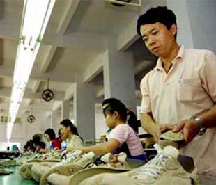 Có thể nói, mấy năm nay ngành da giày Việt Nam đang gặp “hạn”.