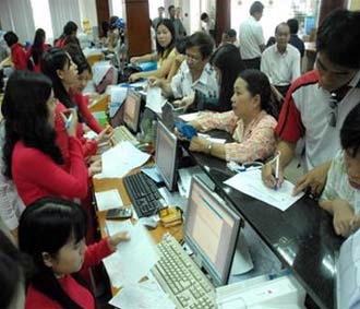 Nhiều người gửi tiền tại Ngân hàng Việt Á do có lãi suất cao.