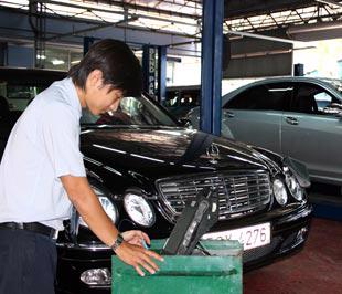 Kiểm tra xe tại hệ thống dịch vụ của Mercedes-Benz Việt Nam - Ảnh: Đức Thọ.