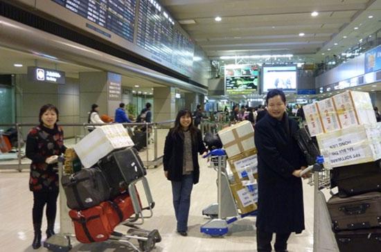 Lãnh đạo tập đoàn FPT, ông Trương Gia Bình (bên phải), tại sân bay Tokyo. Đoàn công tác của ông Bình đã mang theo 100 kg hàng viện trợ các loại để trao tặng người dân Nhật Bản.