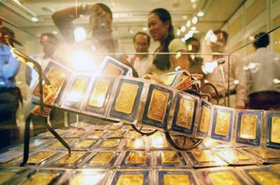 Từ khi mở cửa tới 9h sáng nay, giá vàng trong nước đã lần lượt chinh phục ba ngưỡng cản 42, 43 và 44 triệu đồng/lượng.