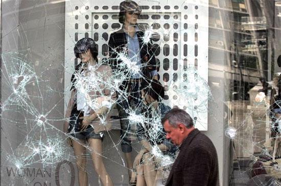Một cửa hiệu thời trang tại Athens, thủ đô Hy Lạp, bị phá hoại sau những cuộc biểu tình thời gian gần đây tại nước này - Ảnh: Getty.