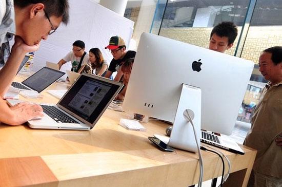 Tại một gian hàng của Apple tại Bắc Kinh (Trung Quốc). Ngày 20/7, Apple cho biết, lãi ròng quý 2/2010 của hãng đã tăng tới 78%, nhờ doanh số các sản phẩm điện thoại iPhone và máy tính bảng iPad, đạt mức kỷ lục 3,25 tỷ USD - Ảnh: Getty. 