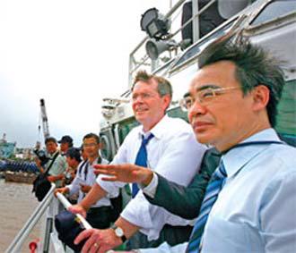 Bộ trưởng Bộ Y tế Mỹ Mike Leavitt (thứ hai từ phải sang) thăm cảng Sài Gòn ngày 17/4 nhằm xem xét chất lượng thực phẩm Việt Nam xuất sang Mỹ.