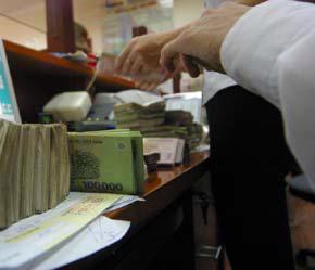 Ở kỳ hạn 12 tháng, lãi suất VND trên thị trường liên ngân hàng đã tăng tới 9%/năm - Ảnh: Việt Tuấn.