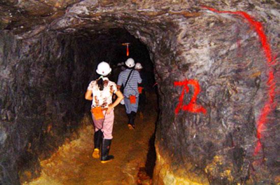 Mỏ vàng Bồng Miêu, nằm cách thị xã Tam Kỳ (Quảng Nam) 35 km.