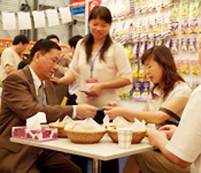 Ông Nguyễn Lâm Viên (bên trái) đang thương thảo với các nhà nhập khẩu Đài Loan.