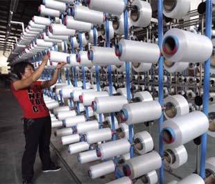 Trong một nhà máy dệt ở tỉnh An Huy, Trung Quốc. xuất công nghiệp tháng 9 của Trung Quốc chỉ tăng có 11,4% so với cùng kỳ năm ngoái - thấp nhất trong vòng hơn 6 năm trở lại đây, so với mức tăng 12,8% trong tháng 8 - Ảnh Reuters.