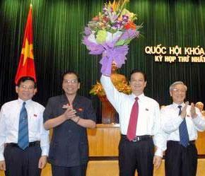 Các đồng chí lãnh đạo Đảng, Nhà nước, Quốc hội chúc mừng Thủ tướng Chính phủ Nguyễn Tấn Dũng tái đắc cử - Ảnh: chinhphu.vn