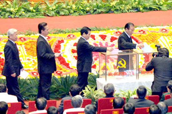 Đại hội tiến hành bỏ phiếu bầu cử Ban Chấp hành Trung ương Đảng khoá XI. - Ảnh: Chinhphu.vn