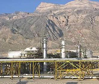 Iran đang nỗ lực sử dụng năng lượng như một lá bài quan trọng để phá thế cô lập do bị Mỹ bao vây.