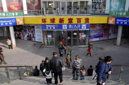 Theo nhiều chuyên gia, Wal-Mart đang chịu sức ép từ chính trường Trung Quốc, khi mà năm 2012 tới sẽ là năm chuyển giao quyền lực ở nước này - Ảnh: Reuters.