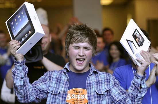 Dân công nghệ hào hứng khi mua được chiếc iPad - Ảnh: Getty.