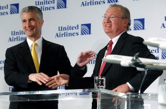 Glenn Tilton, Chủ tịch "tân" United Airlines (bên phải) và CEO Jeffery Smisek - Ảnh: Getty.