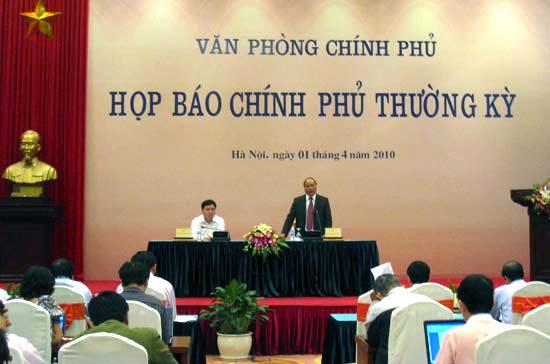Bộ trưởng Nguyễn Xuân Phúc chủ trì buổi họp báo chiều 1/4 - Ảnh: T. Nguyên.
