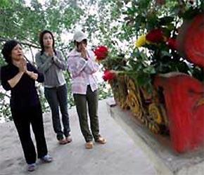 Người dân đến lễ tại đền Quán Đôi, nằm kế bên đoạn sông Tô Lịch bị nghi là có "trấn yểm" - Ảnh: Lao Động.