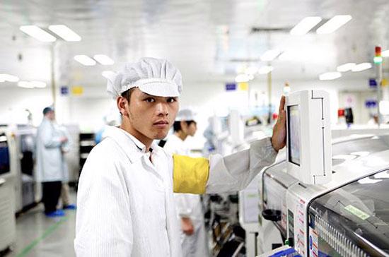 Một công nhân kiểm tra chất lượng tại phòng sạch ở nhà máy Foxconn tại Thâm Quyến - Ảnh: BLB.