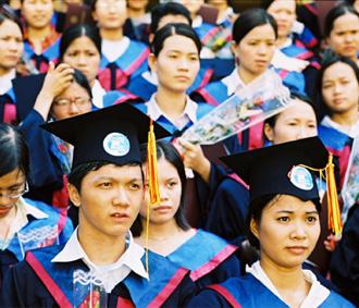 Điều quan trọng nhất và cần thiết đối với Việt Nam là đầu tư nhiều hơn vào giáo dục để cải thiện trình độ nhân công và cơ sở hạ tầng.