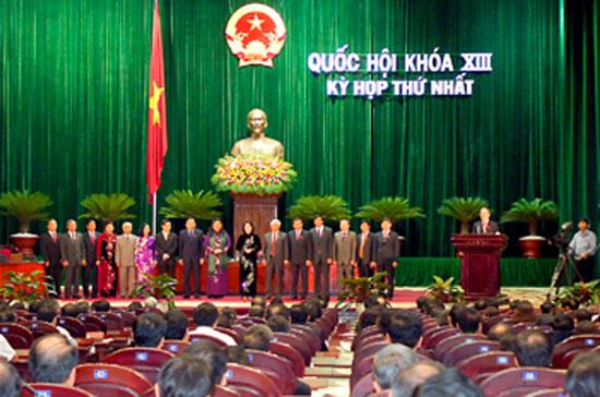 Các ủy viên Ủy ban Thường vụ Quốc hội khóa XIII ra mắt - Ảnh Chinhphu.vn.