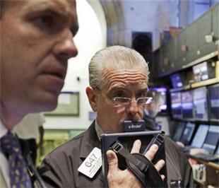 Cả hai chỉ số S&P 500 và Dow Jones đã giảm điểm vào cuối phiên giao dịch do sự đi xuống của cổ phiếu khối ngân hàng - Ảnh: AP.