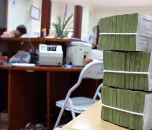 Sau công bố giảm lãi suất cơ bản xuống 11%, giảm thêm 2% tỷ lệ dự trữ bắt buộc của Ngân hàng Nhà nước, một số ngân hàng thương mại đã quyết định giảm lãi suất cho vay - Ảnh: Việt Tuấn.