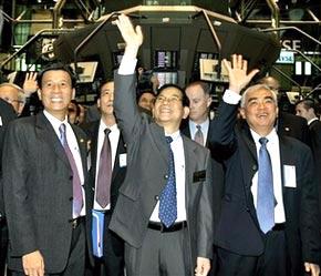 Chủ tịch nước Nguyễn Minh Triết vẫy tay chào các nhà đầu tư tại Sở Giao dịch Chứng khoán New York (NYSE) - Ảnh: AP.